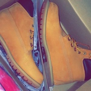 These are authentic women size 7.5 Timberlands.
