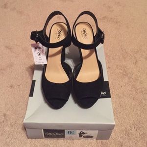 Black suede chunky platform pumps👠