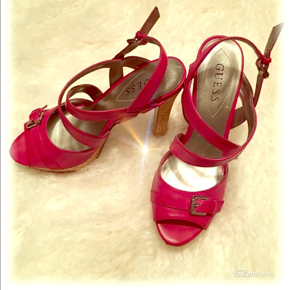 💥SALE💥 Guess Strappy fuchsia platformsandal