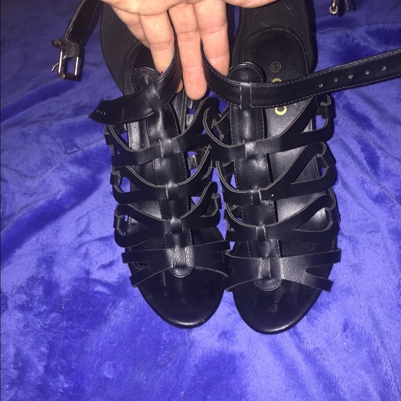 New with out tags deb heels size 8.5
