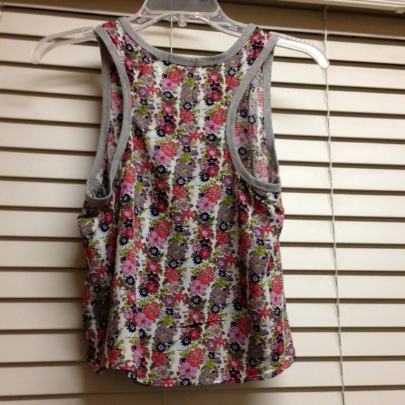 Flowered top - Picture 4 of 4