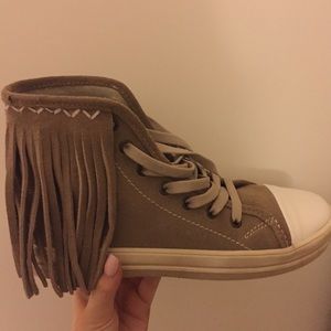 LF converse looking fringe shoes