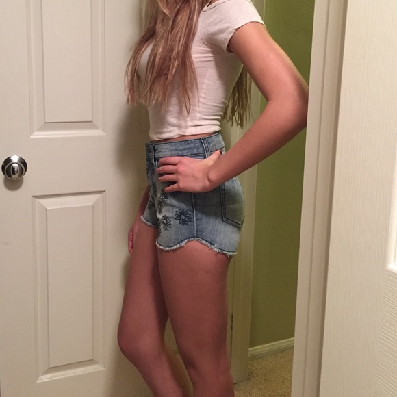 High rise daisy print shorts- only worn once! - Picture 2 of 3