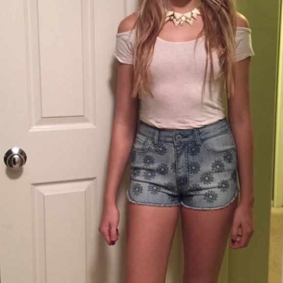 High rise daisy print shorts- only worn once! - Picture 3 of 3