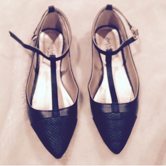 Black pointed toe flats