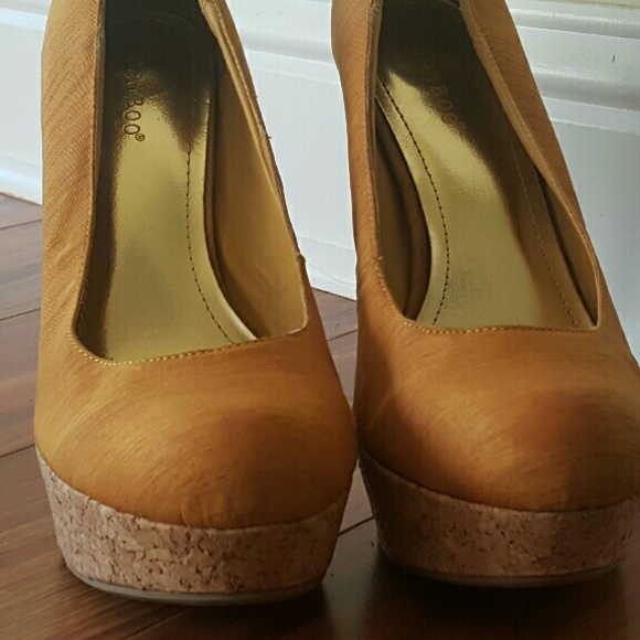 Yellow Gold High heel - Picture 1 of 4