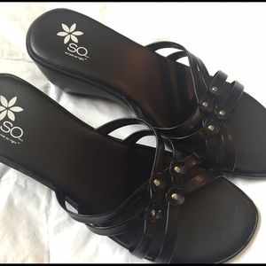 SO black with flower accent sandals 9