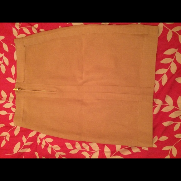 ISO this skirt in a small size - Picture 2 of 2