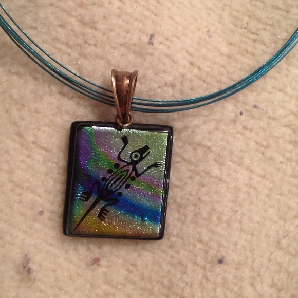 Lovely diachronic glass necklace of a lizard