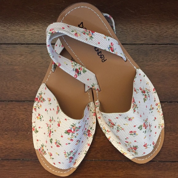 ❌ LAST CHANCE! Dirty Laundry Floral Sandals - Picture 3 of 4