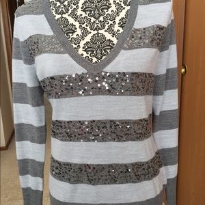 🎀 Price cut 🎀 New York & Company v-neck sweater