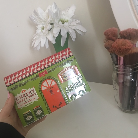 benefit cheeky spot blush pallet w highlight