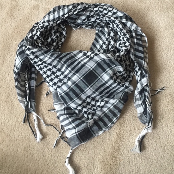 🎉HP 4/1🎉 Large houndstooth scarf