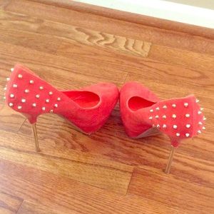 Hott spiky pumps