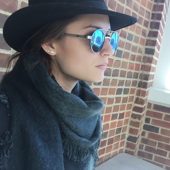 Meet your Posher, Nicole - Picture 2 of 3