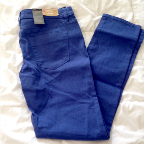 Super cute colored skinny jeans! Size 8