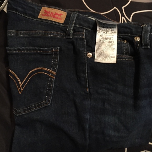 Dark wash Levi legging fit jeans