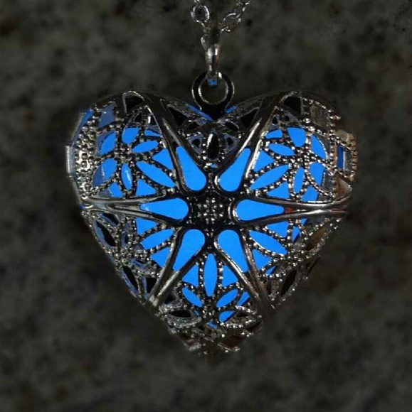 Glow in the dark heart pendent locket necklace!