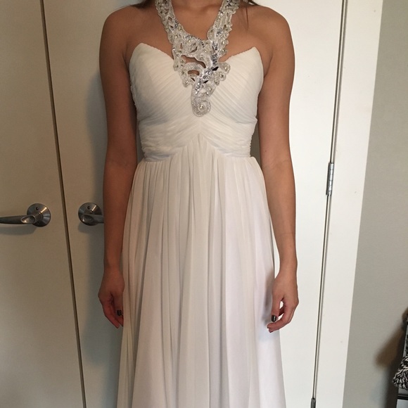 White prom dress size 0. Price is negotiable!!!