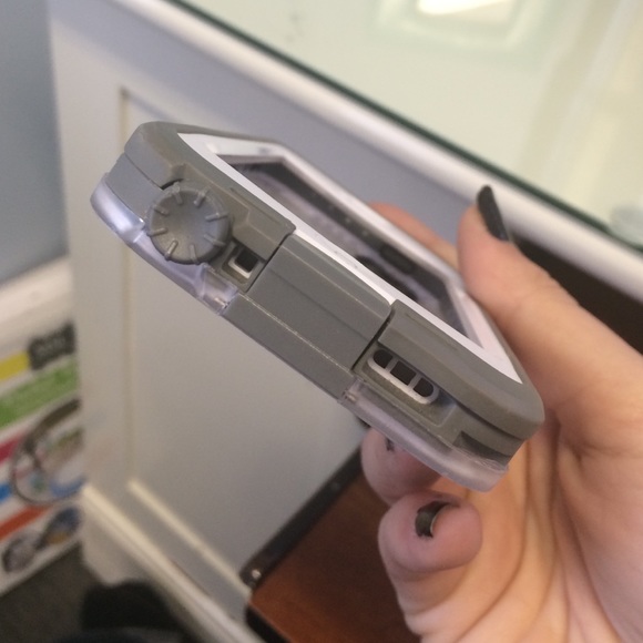 iPhone 5c lifeproof case in white - Picture 2 of 3