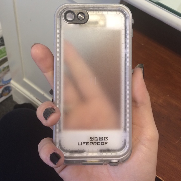 iPhone 5c lifeproof case in white - Picture 3 of 3