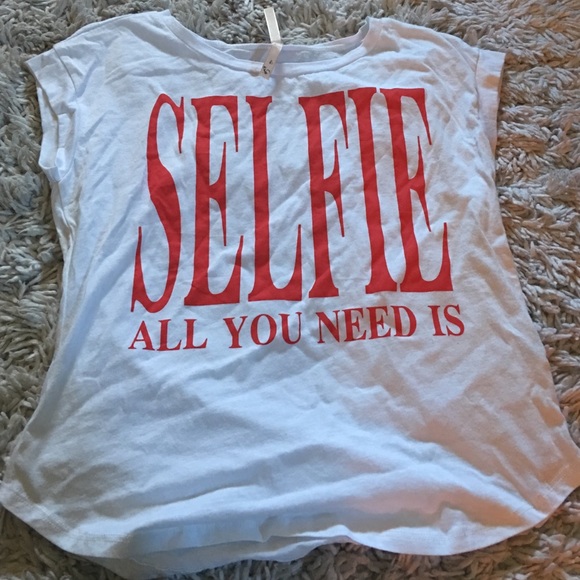 All you need is selfie tee