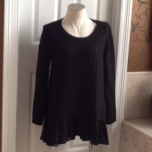 Black sweater tunic with lace Ruffles.