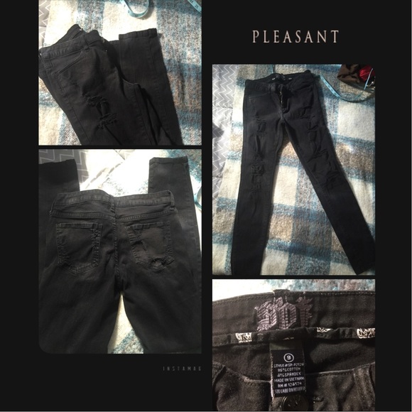 Black distressed skinny jean💕