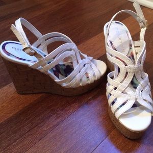 Steve Madden White Wedge Sandal Size 6. Excellent!