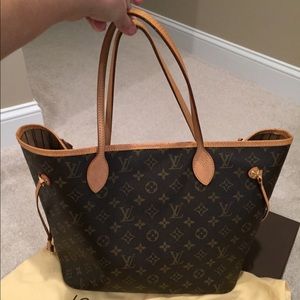 LOUIS VUITTON MEDIUM NEVER FULL Like new exterior