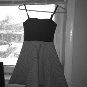 Feminine black and white striped dress👗