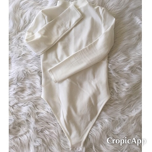 LAST DAY AVAILABLE🎈White Plunge t strap bodysuit - Picture 4 of 4