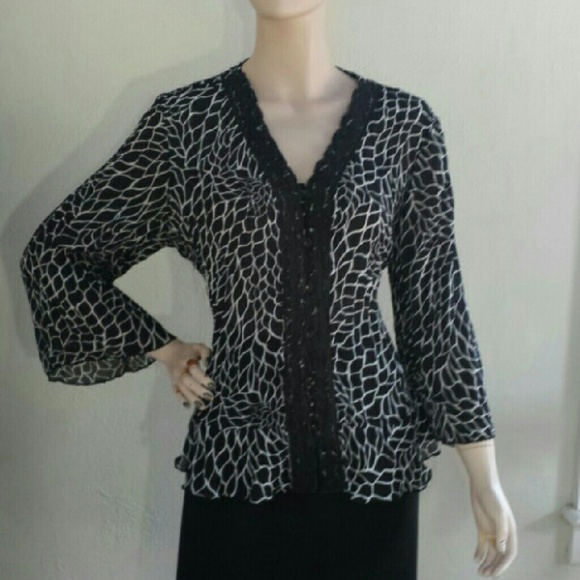 Like New! Lovely B&W Button Down Top sz Petite Lg - Picture 1 of 3