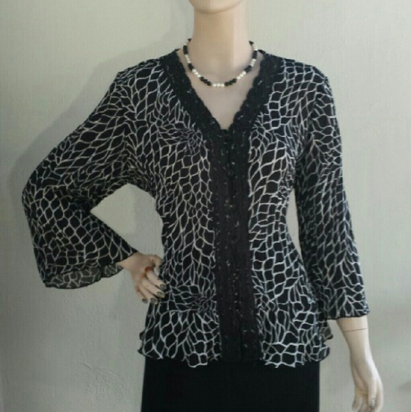 Like New! Lovely B&W Button Down Top sz Petite Lg - Picture 2 of 3