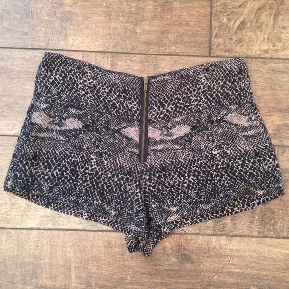 💗SOLD💗 Acacia Swimwear Pa'ia Shorts - Picture 3 of 4