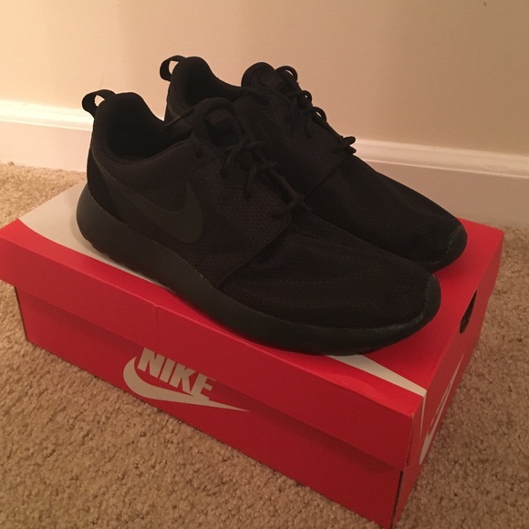NWT - Nike Roshe One - All Black - Size 8.5