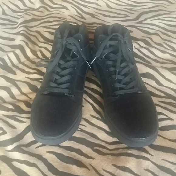 HIGH-TOP BLACK SHOES