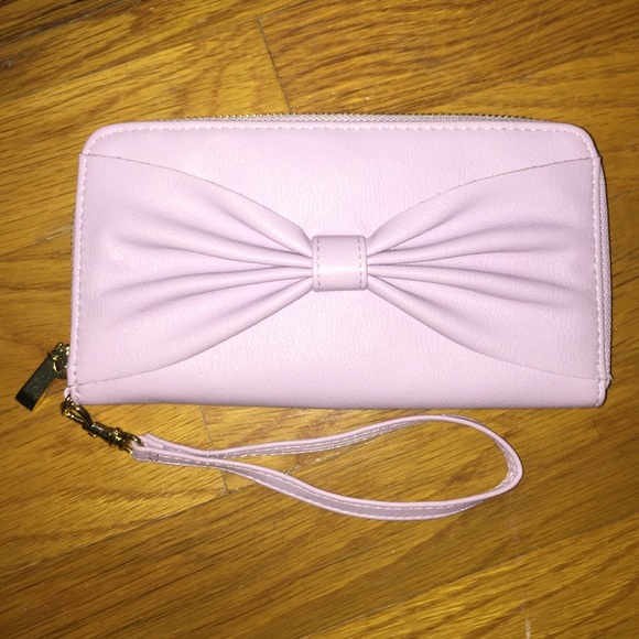 NWOT Lavender wristlet!