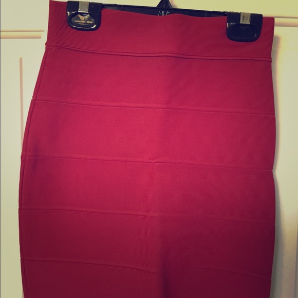 BCBG Simone Textured Power Skirt, red, XS.