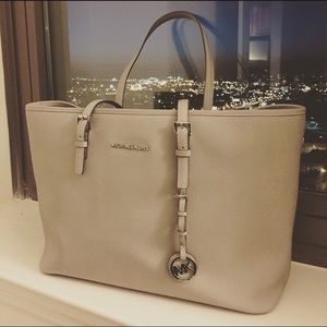 📦 SOLD: Michael Kors Jet Set Tote Pearl Gray