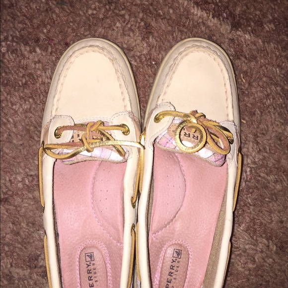 Nude and light pink sperrys 😊