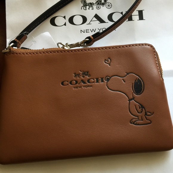 Coach Handbags - 🎀SNOOPY CORNER ZIPPER WRISTLET🎀