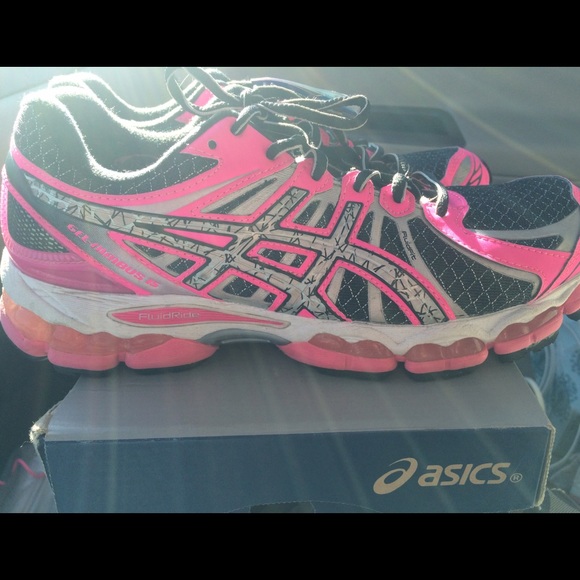 Women's (Gel-Nimbus 15) Asic shoes.  EUC SIZE 9