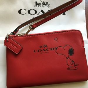 SALE 🎈 💎SNOOPY CORNER ZIPPER WRISTLET💎