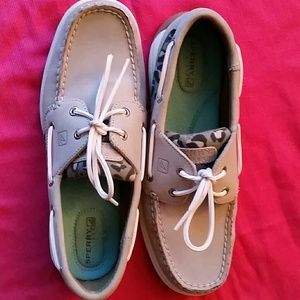 Sperry topside blue fish gray leather flats.