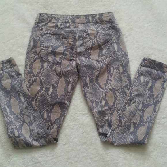 SOLDBUNDLE.  Skinny Pants - Picture 3 of 4