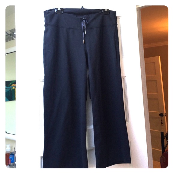 Lululemon straight leg Capri pants