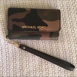 STILL AVAILABLE! MICHAEL KORS iPhone 5/5s Wristlet