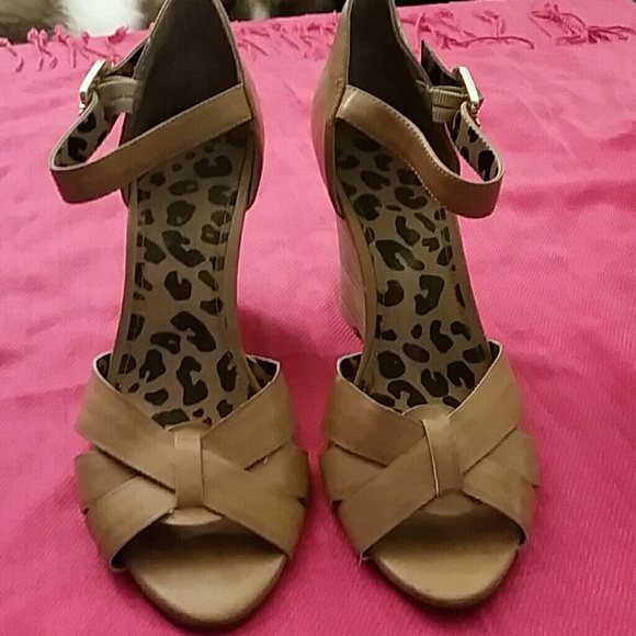 Jessica Simpson size 8 tan wedges