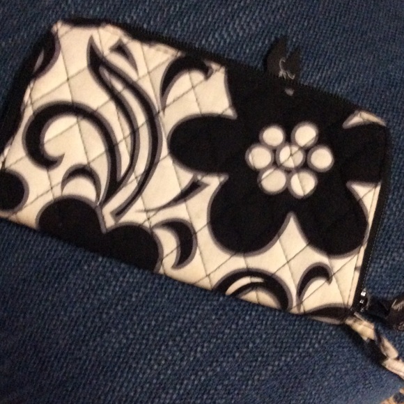 Vera Bradley zip billfold black/ white flower .